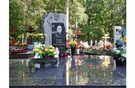 Мемориальный комплекс со скульптурной стелой