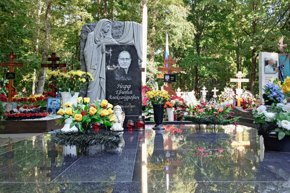 Мемориальный комплекс со скульптурной стелой