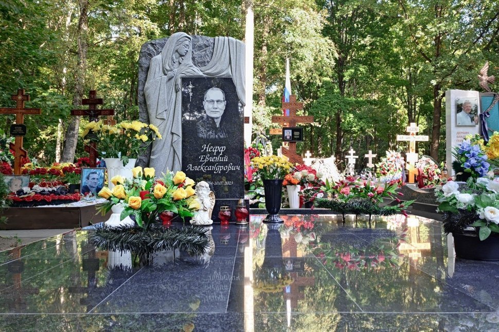 Мемориальный комплекс со скульптурной стелой