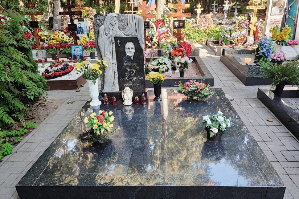 Мемориальный комплекс со скульптурной стелой