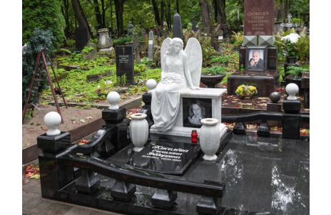 Мемориальный комплекс с сидящим ангелом из габбро и мрамора