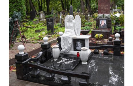 Мемориальный комплекс с сидящим ангелом из габбро и мрамора
