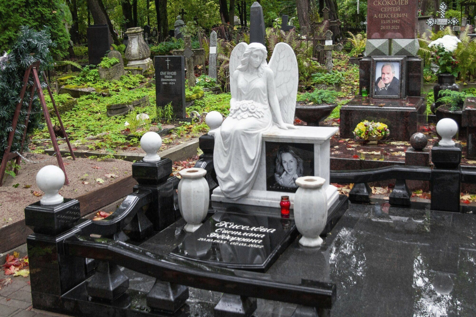 Мемориальный комплекс с сидящим ангелом из габбро и мрамора