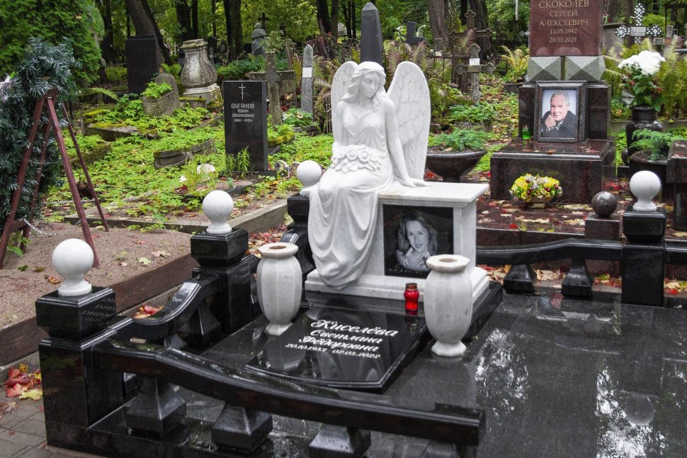 Мемориальный комплекс с сидящим ангелом из габбро и мрамора