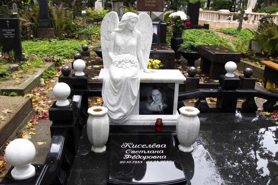 Мемориальный комплекс с сидящим ангелом из габбро и мрамора