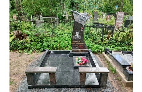 Мемориальный комплекс с памятником лётчику