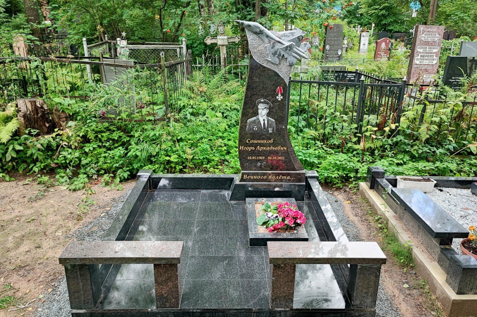 Мемориальный комплекс с памятником лётчику
