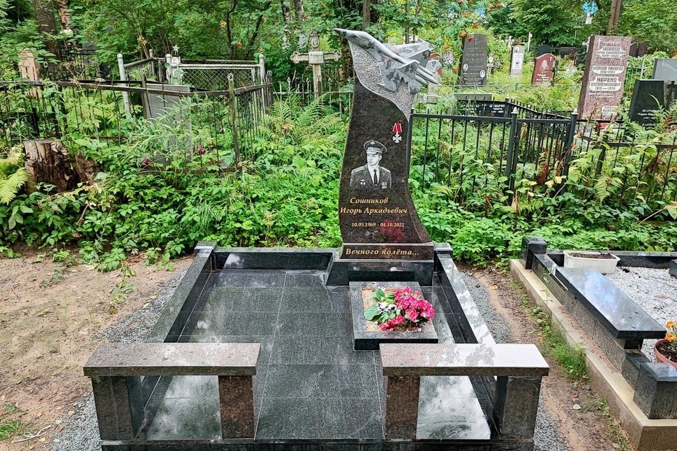 Мемориальный комплекс с памятником лётчику