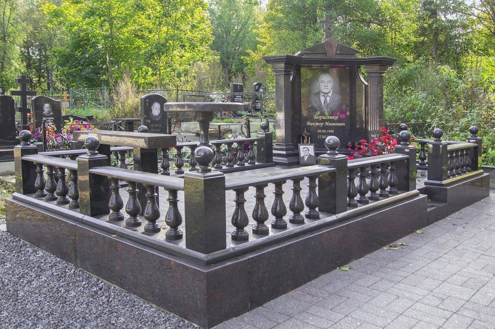 Комлекс в стиле классицизма из гранитов габбро и дымовский