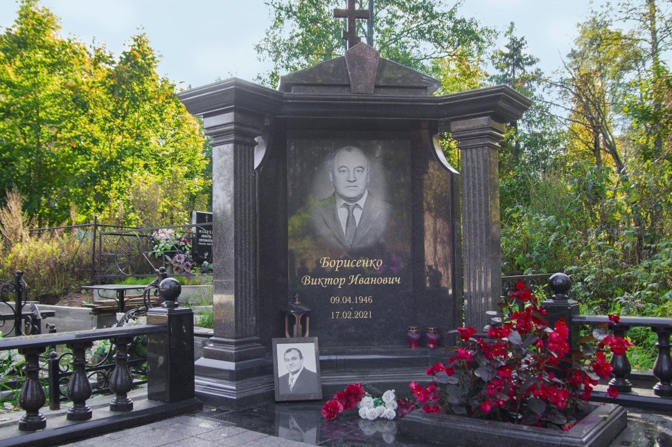 Комлекс в стиле классицизма из гранитов габбро и дымовский