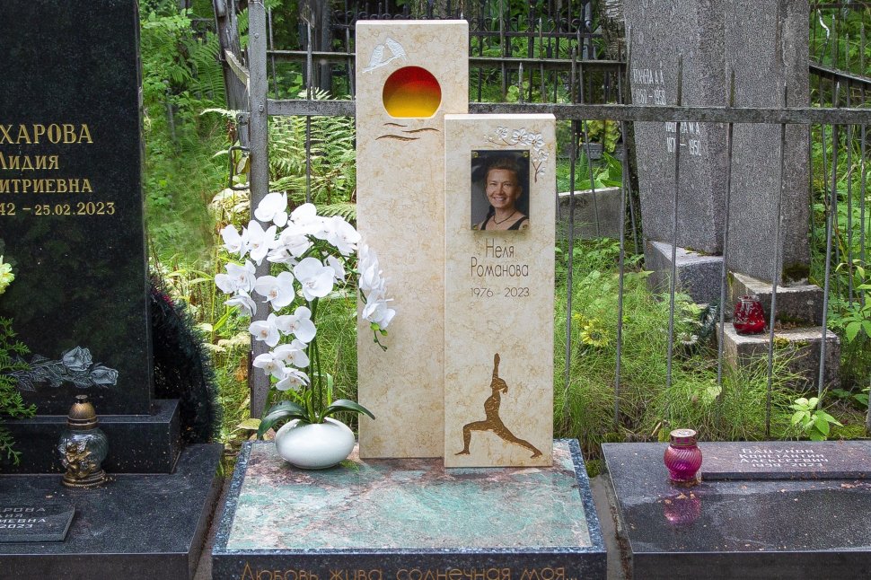 Лаконичный памятник из жёлтого мрамора