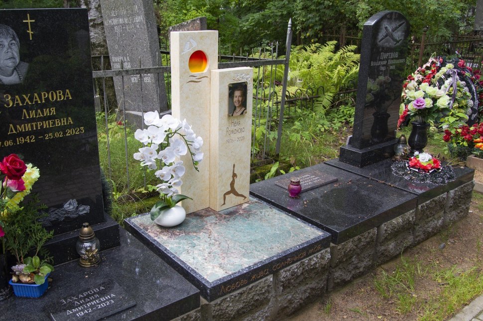 Лаконичный памятник из жёлтого мрамора