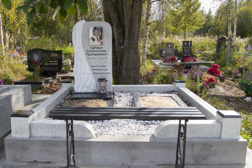 Памятник с резной драпировкой