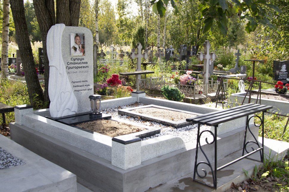 Памятник с резной драпировкой