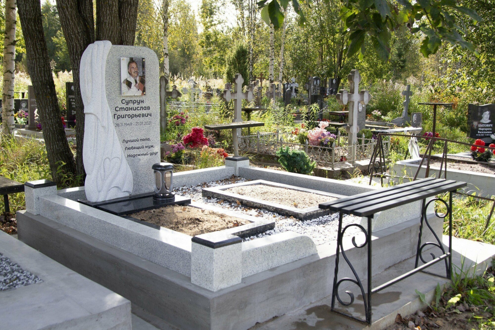 Памятник с резной драпировкой