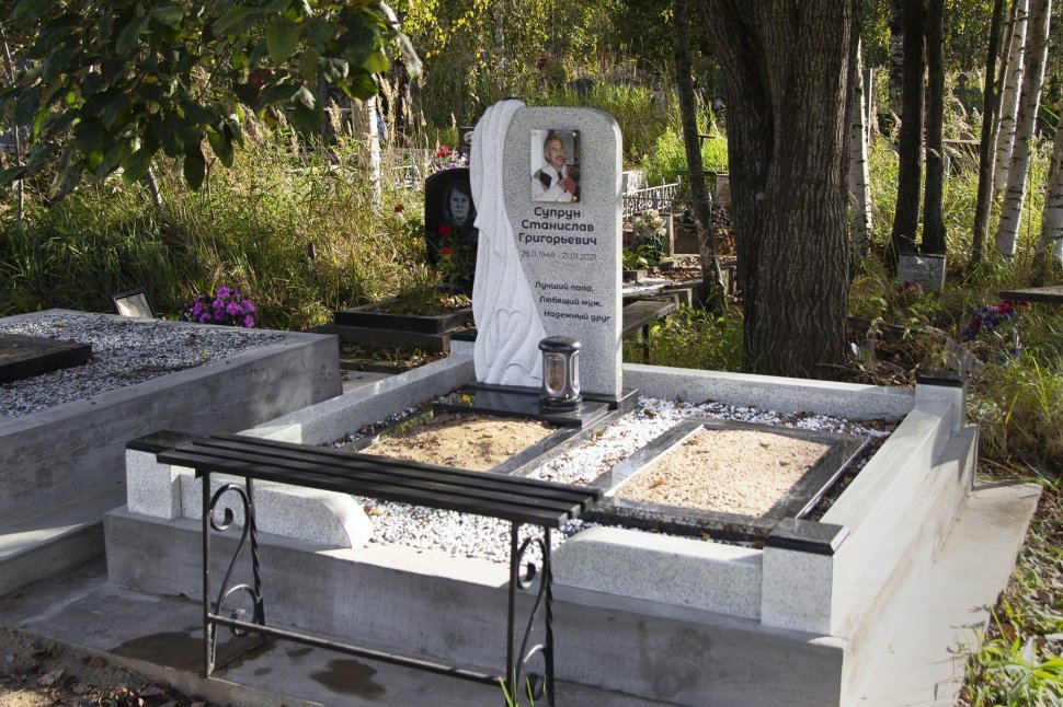 Памятник с резной драпировкой