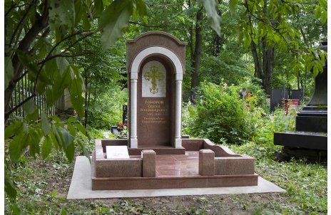 Часовня из гранита винга с мраморными колоннами