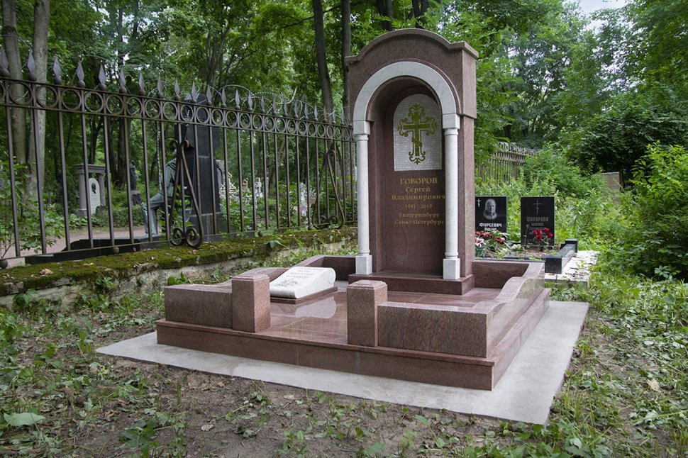 Часовня из гранита винга с мраморными колоннами