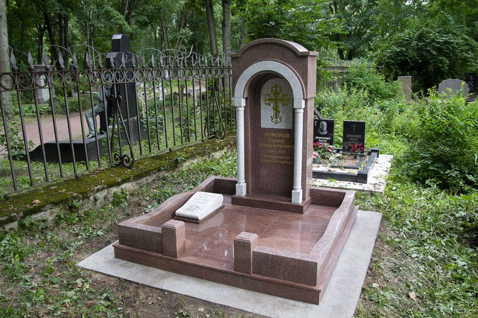 Часовня из гранита винга с мраморными колоннами