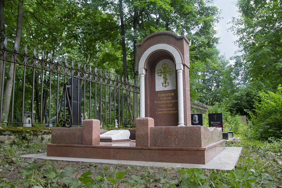 Часовня из гранита винга с мраморными колоннами