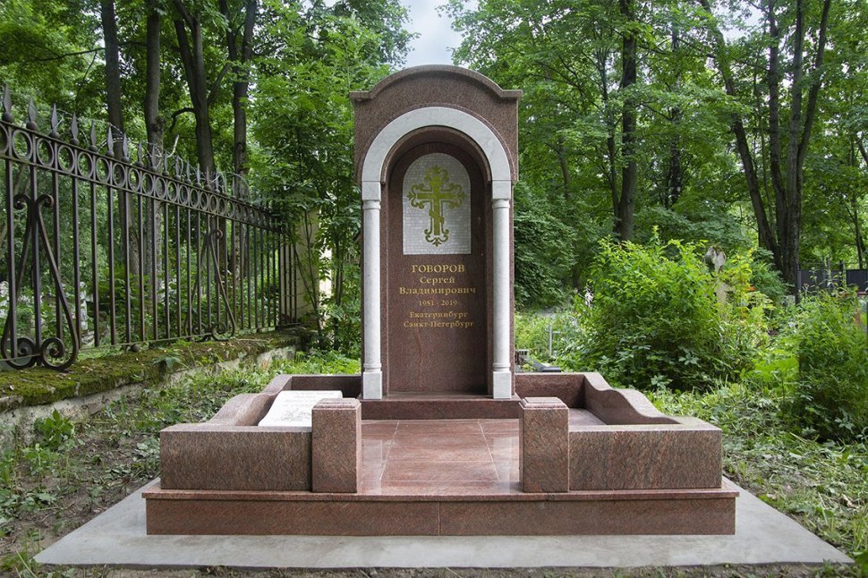 Часовня из гранита винга с мраморными колоннами