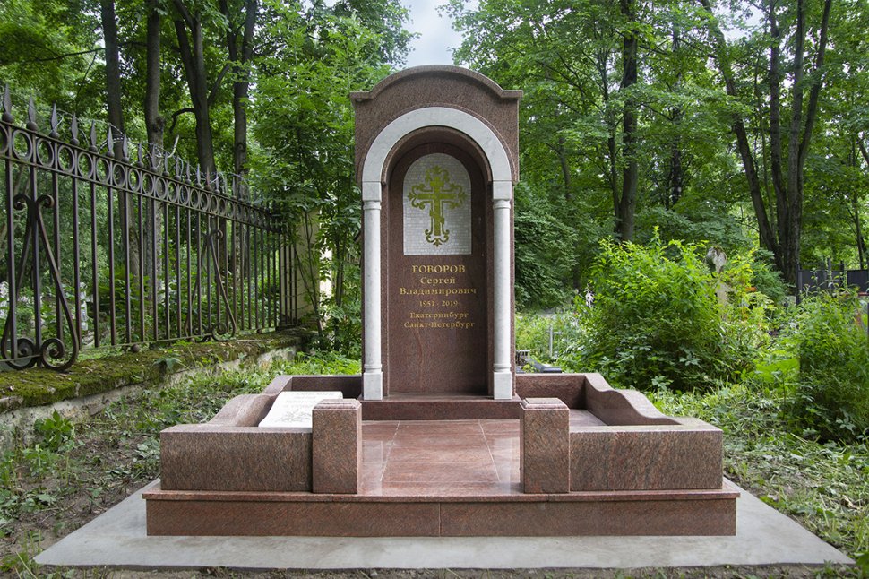 Часовня из гранита винга с мраморными колоннами