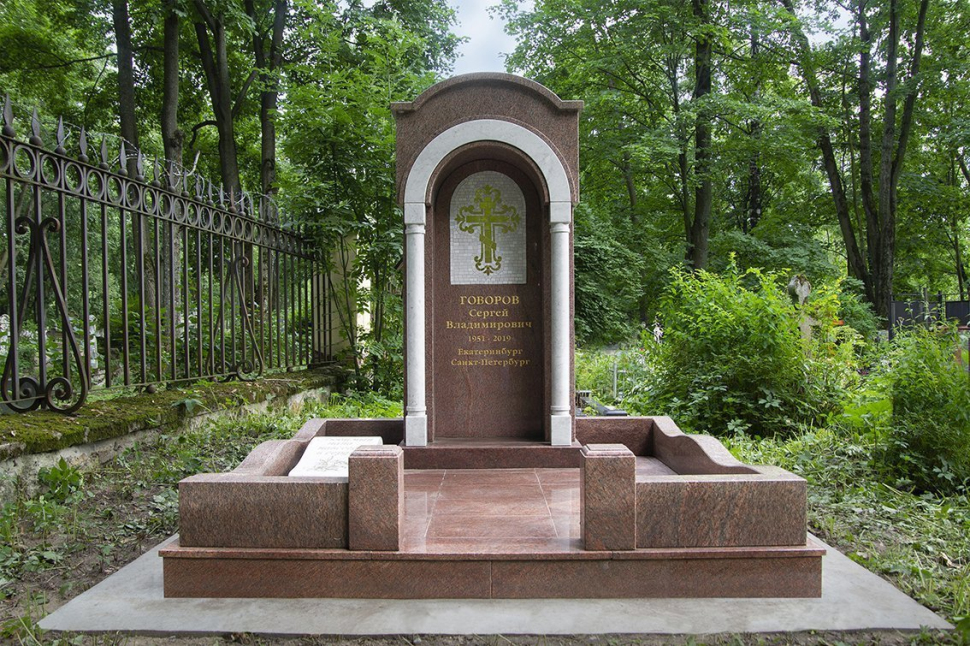Часовня из гранита винга с мраморными колоннами