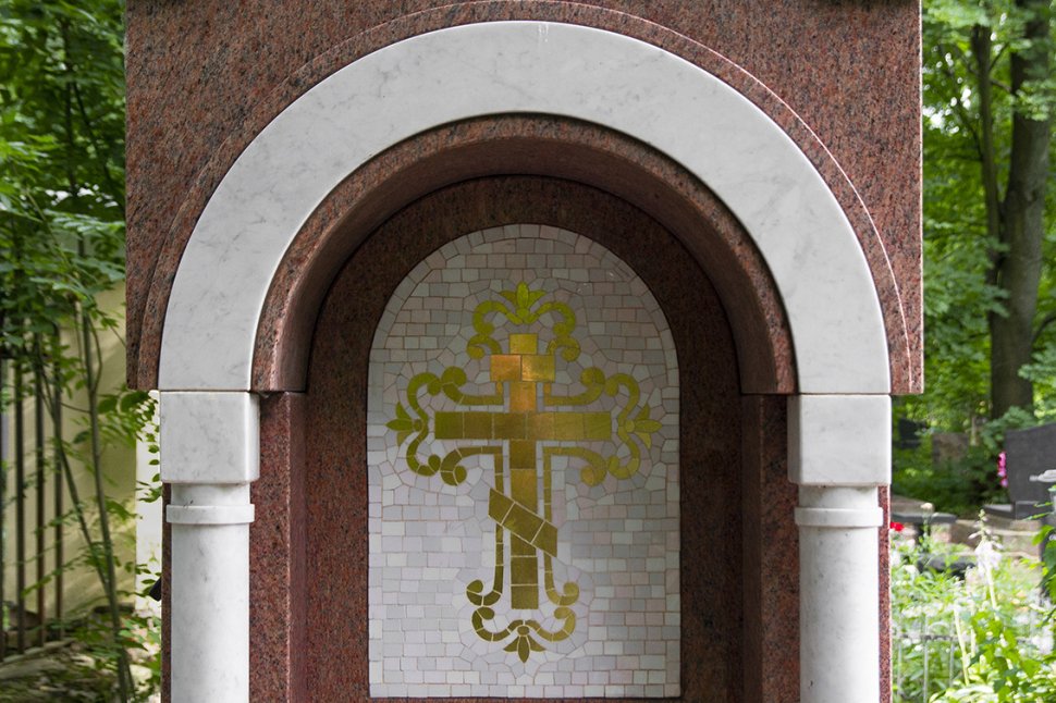 Часовня из гранита винга с мраморными колоннами