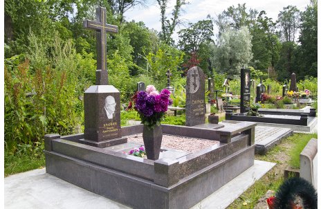 Мемориальный комплекс из дымовского гранита с крестом