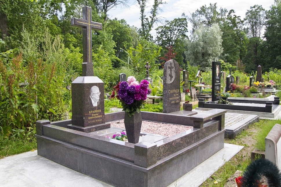 Мемориальный комплекс из дымовского гранита с крестом