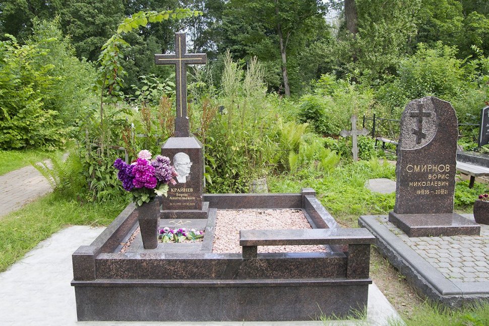 Мемориальный комплекс из дымовского гранита с крестом
