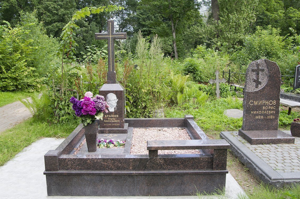 Мемориальный комплекс из дымовского гранита с крестом