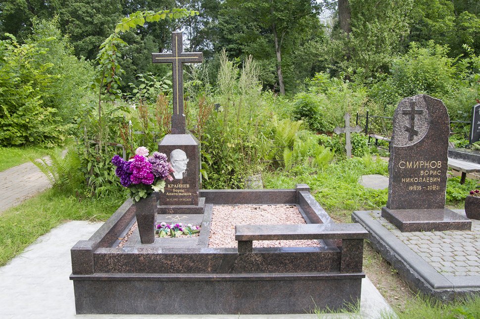 Мемориальный комплекс из дымовского гранита с крестом