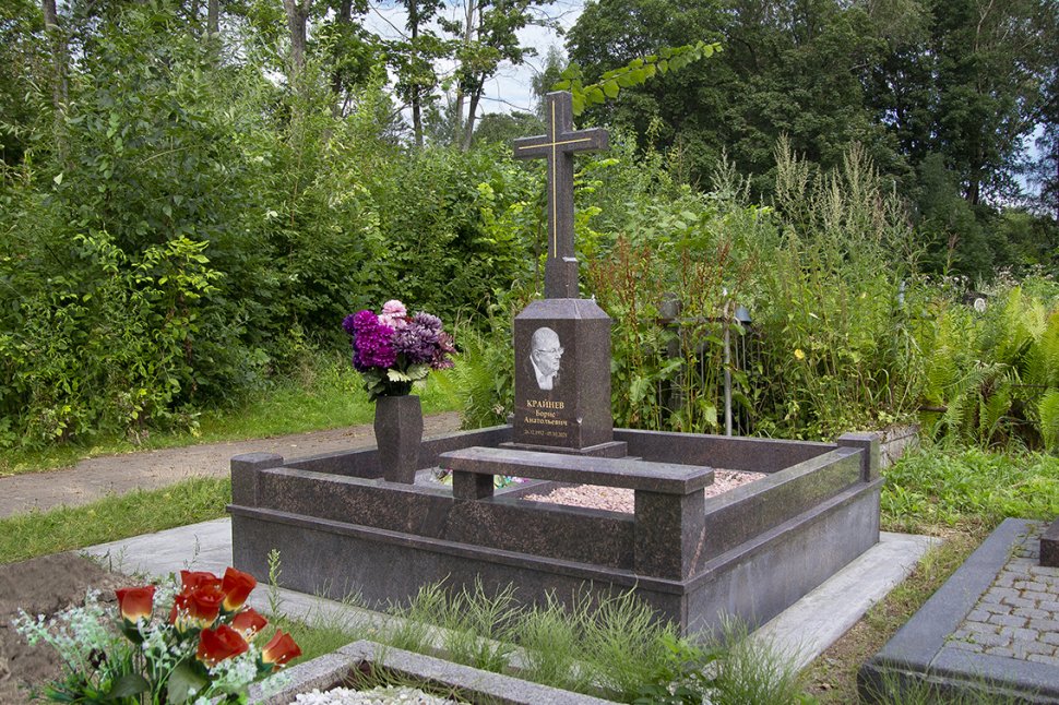 Мемориальный комплекс из дымовского гранита с крестом