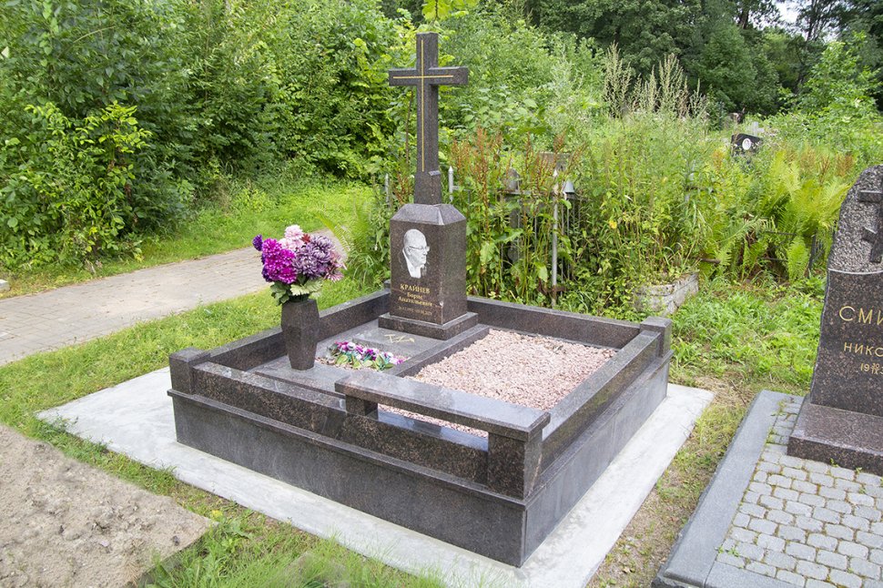 Мемориальный комплекс из дымовского гранита с крестом