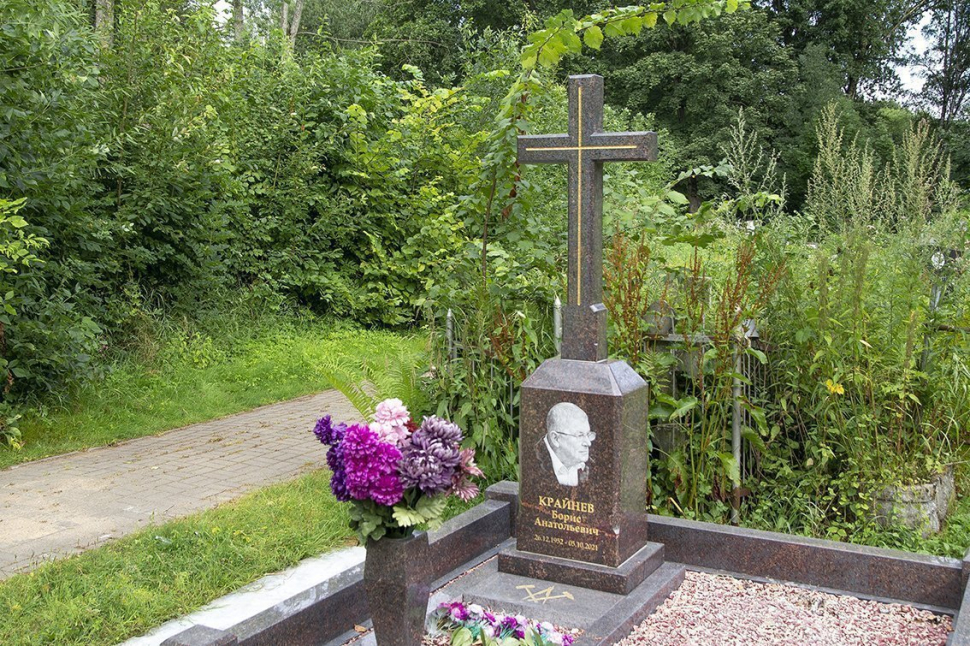Мемориальный комплекс из дымовского гранита с крестом