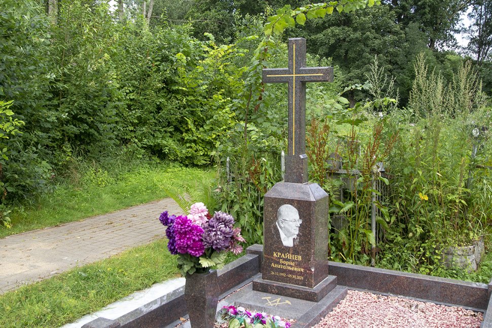 Мемориальный комплекс из дымовского гранита с крестом