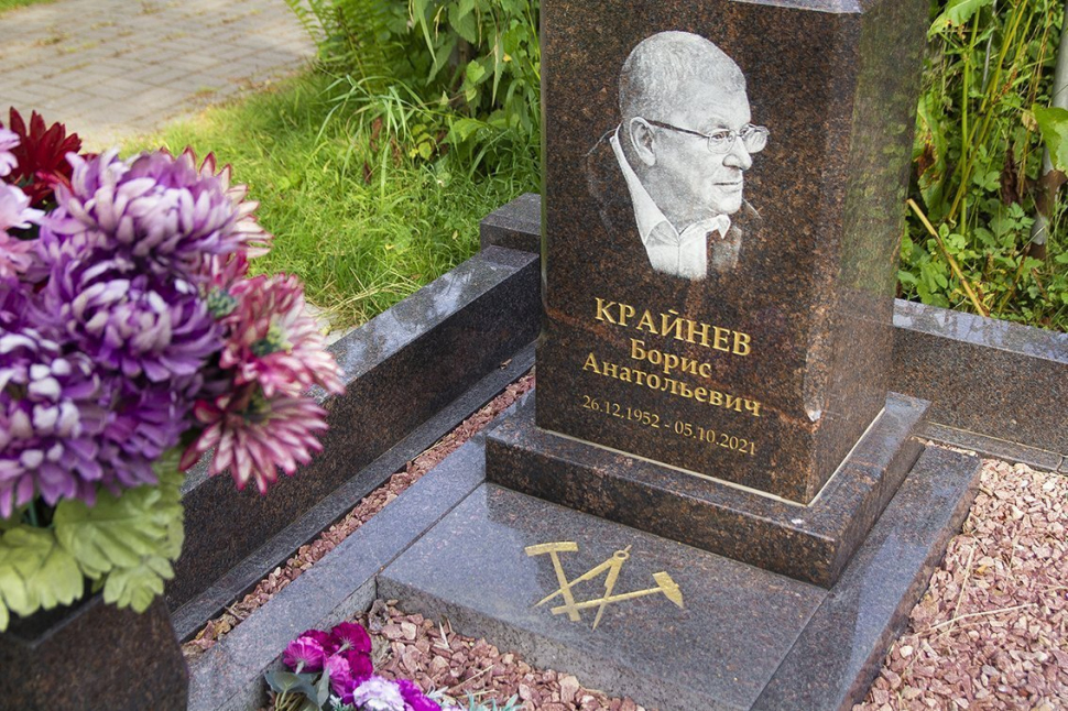 Мемориальный комплекс из дымовского гранита с крестом