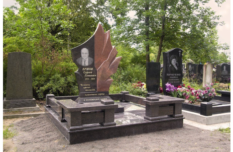 Мемориальный комплекс с памятником в виде факела