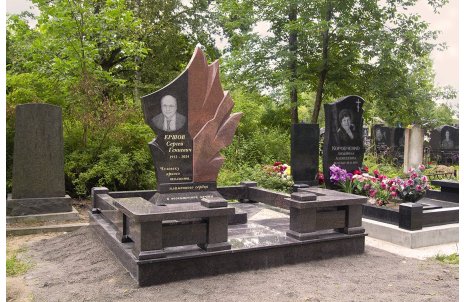 Мемориальный комплекс с памятником в виде факела