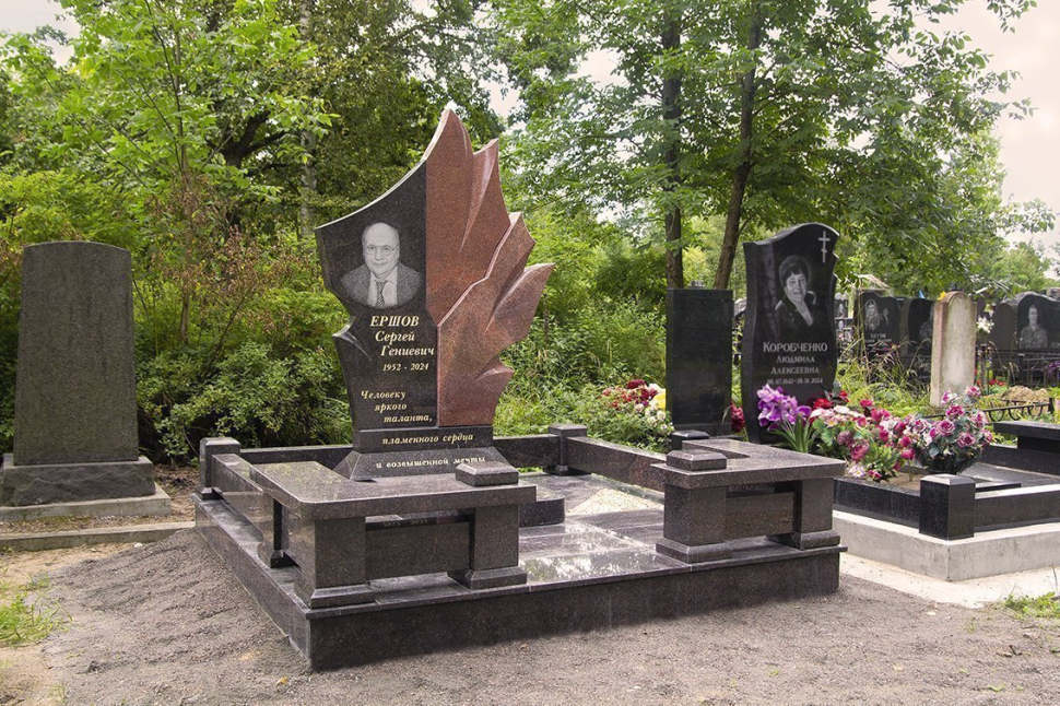 Мемориальный комплекс с памятником в виде факела