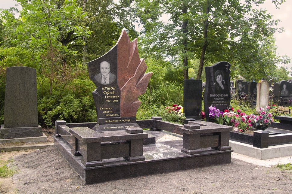 Мемориальный комплекс с памятником в виде факела