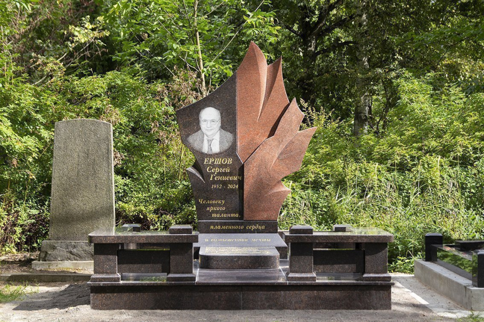 Мемориальный комплекс с памятником в виде факела