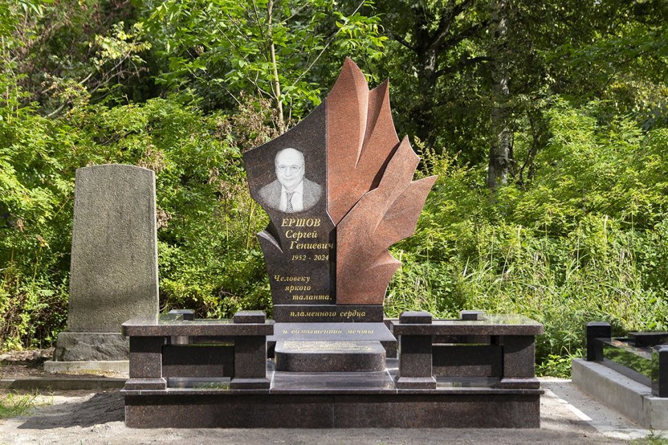 Мемориальный комплекс с памятником в виде факела