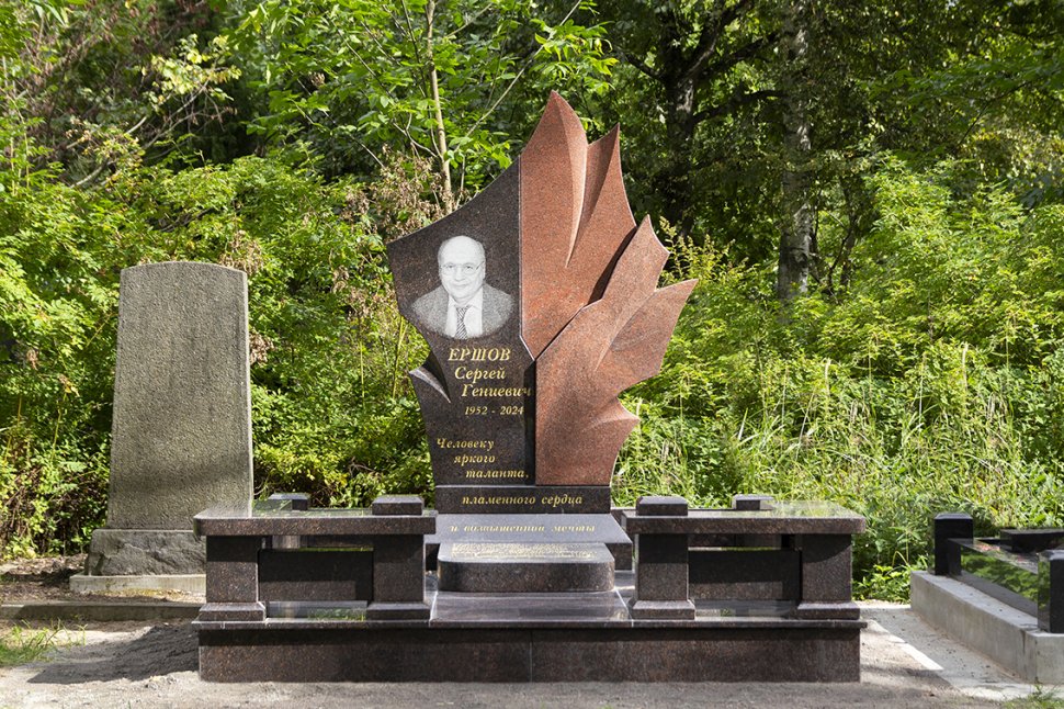 Мемориальный комплекс с памятником в виде факела