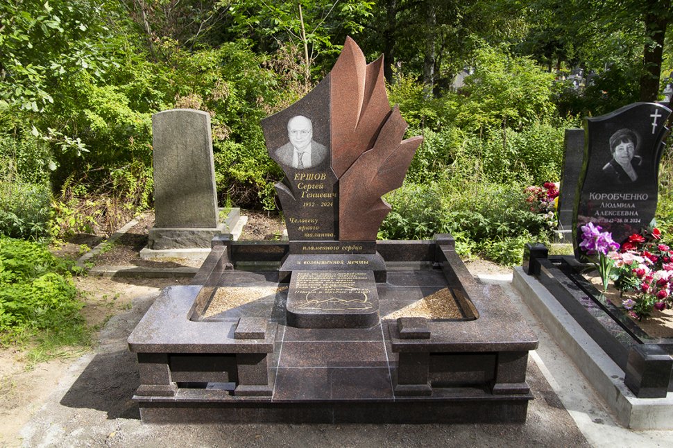 Мемориальный комплекс с памятником в виде факела