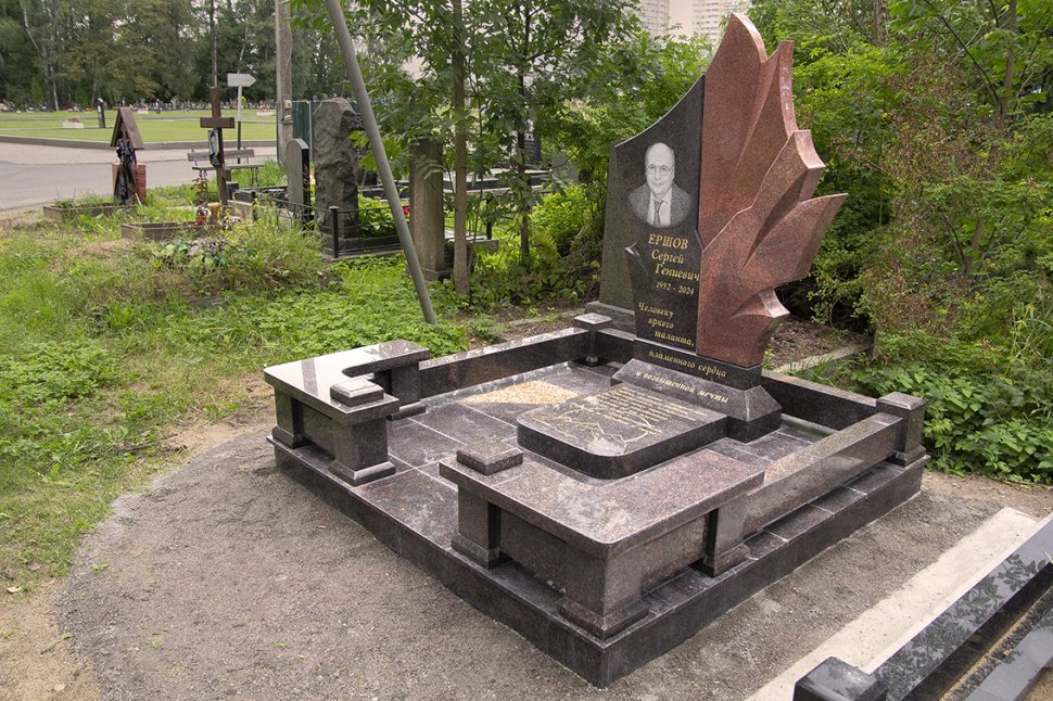 Мемориальный комплекс с памятником в виде факела