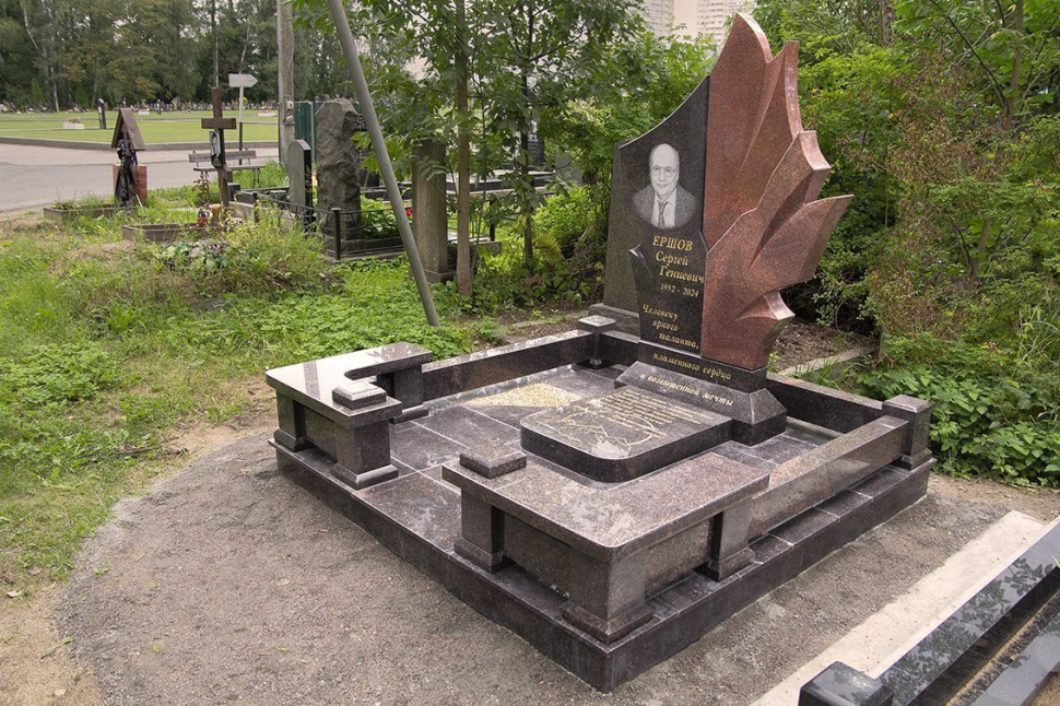 Мемориальный комплекс с памятником в виде факела