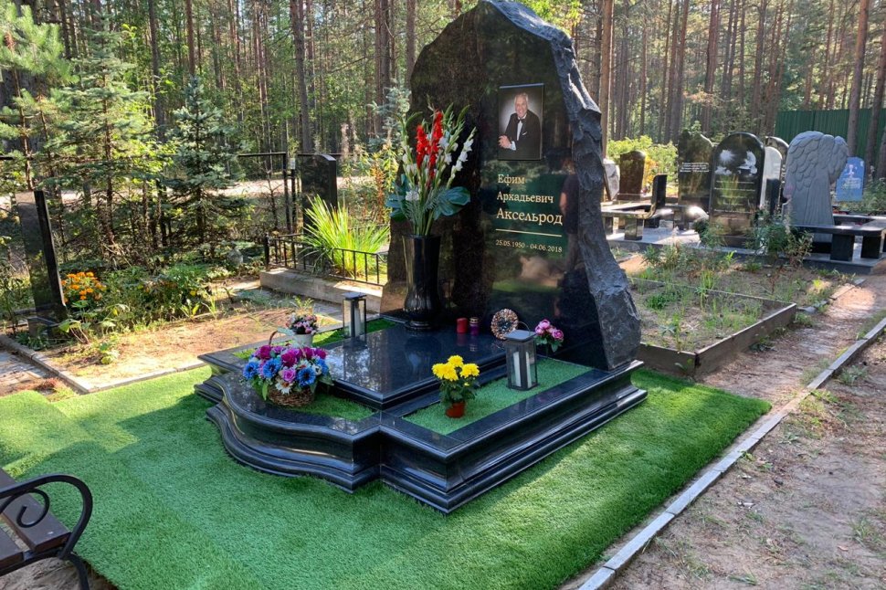 Авторский памятник из двух видов гранита