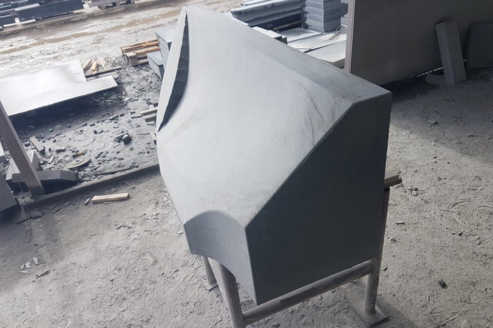 Памятник с чайками из мрамора